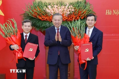 Tổng Bí thư Tô Lâm trao Quyết định của Bộ Chính trị cho các đồng chí Lê Minh Trí (bên trái) và Đoàn Minh Huấn (bên phải). (Ảnh: Thống Nhất/TTXVN)
