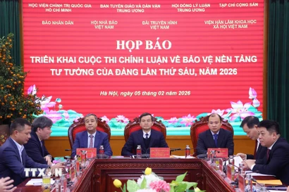Phó Giáo sư, tiến sỹ Đoàn Minh Huấn, Ủy viên Bộ Chính trị, Giám đốc Học viện Chính trị Quốc gia Hồ Chí Minh, Phó Trưởng Ban Chỉ đạo 35 Trung ương, Trưởng Ban Chỉ đạo Cuộc thi và các đại biểu chủ trì buổi họp báo. (Ảnh: Văn Điệp/TTXVN)
