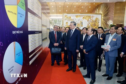 Tổng Bí thư Tô Lâm tham quan không gian trưng bày thành tựu chuyển đổi số trong báo chí. (Ảnh: Thống Nhất/TTXVN)