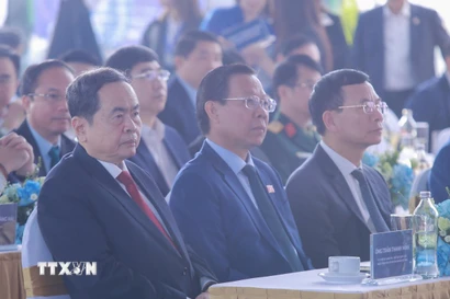 Chủ tịch Quốc hội Trần Thanh Mẫn và các đại biểu dự lễ khởi công Dự án trục đại lộ cảnh quan sông Hồng. (Ảnh: Phan Phương/TTXVN)