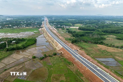 Dự án hoàn thành sẽ rút ngắn thời gian di chuyển từ Quảng Ngãi đến Gia Lai, giảm tải về áp lực giao thông cho Quốc lộ 1. (Ảnh: Quốc Khánh/TTXVN)