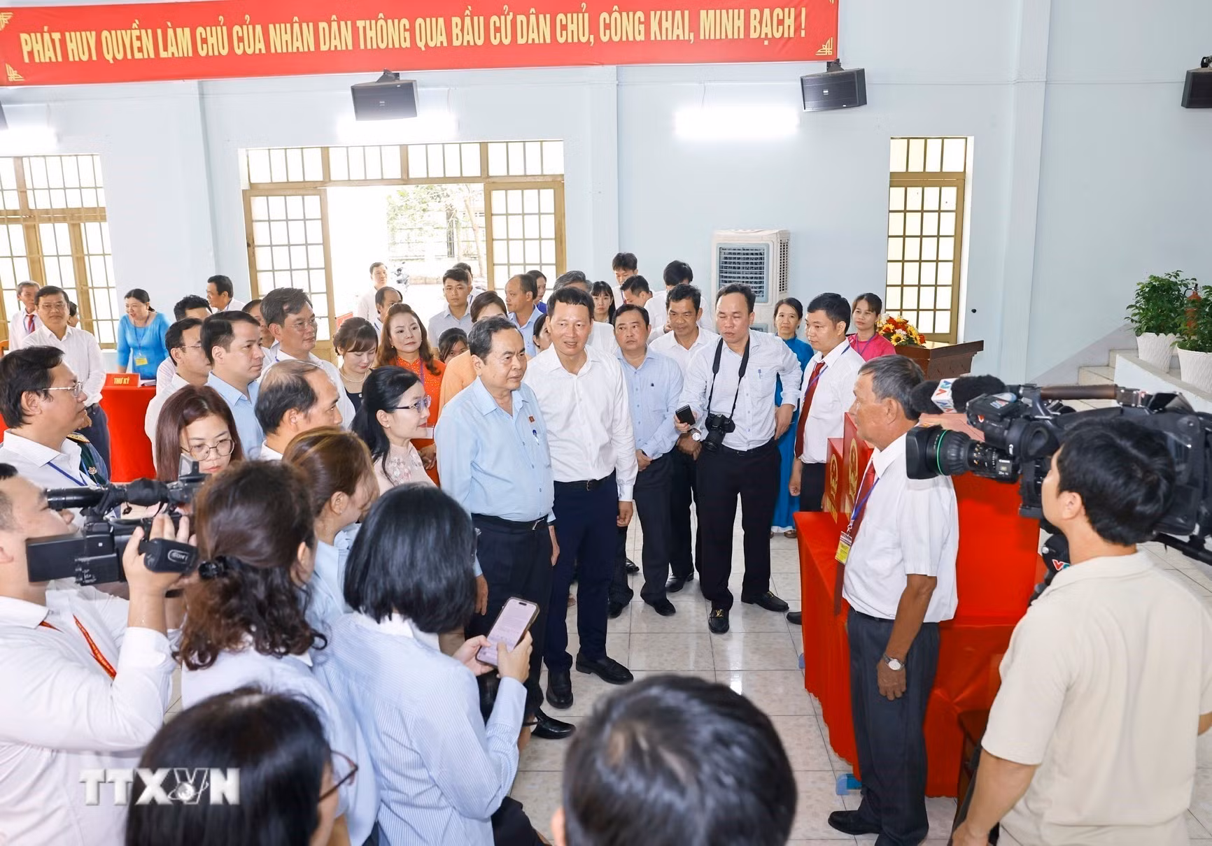 ttxvn-chu-tich-quoc-hoi-khao-sat-thuc-te-tai-don-vi-bau-cu-phuong-tan-trieu-tinh-dong-nai-8622162-6.jpg