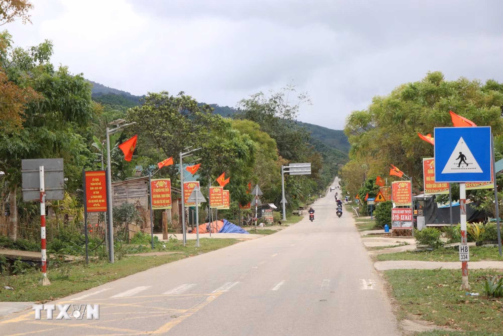 ttxvn-bau-cu-quoc-hoi-va-hdnd-cac-cap-ron-rang-ngay-hoi-lon-tren-nhung-ban-lang-hue-8625198-2.jpg