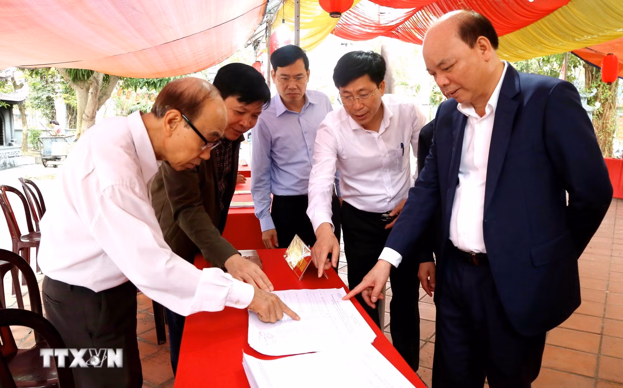 ttxvn-bau-cu-quoc-hoi-va-hdnd-hung-yen-van-hanh-thu-quy-trinh-bo-phieu-bau-cu-8627804-2.jpg