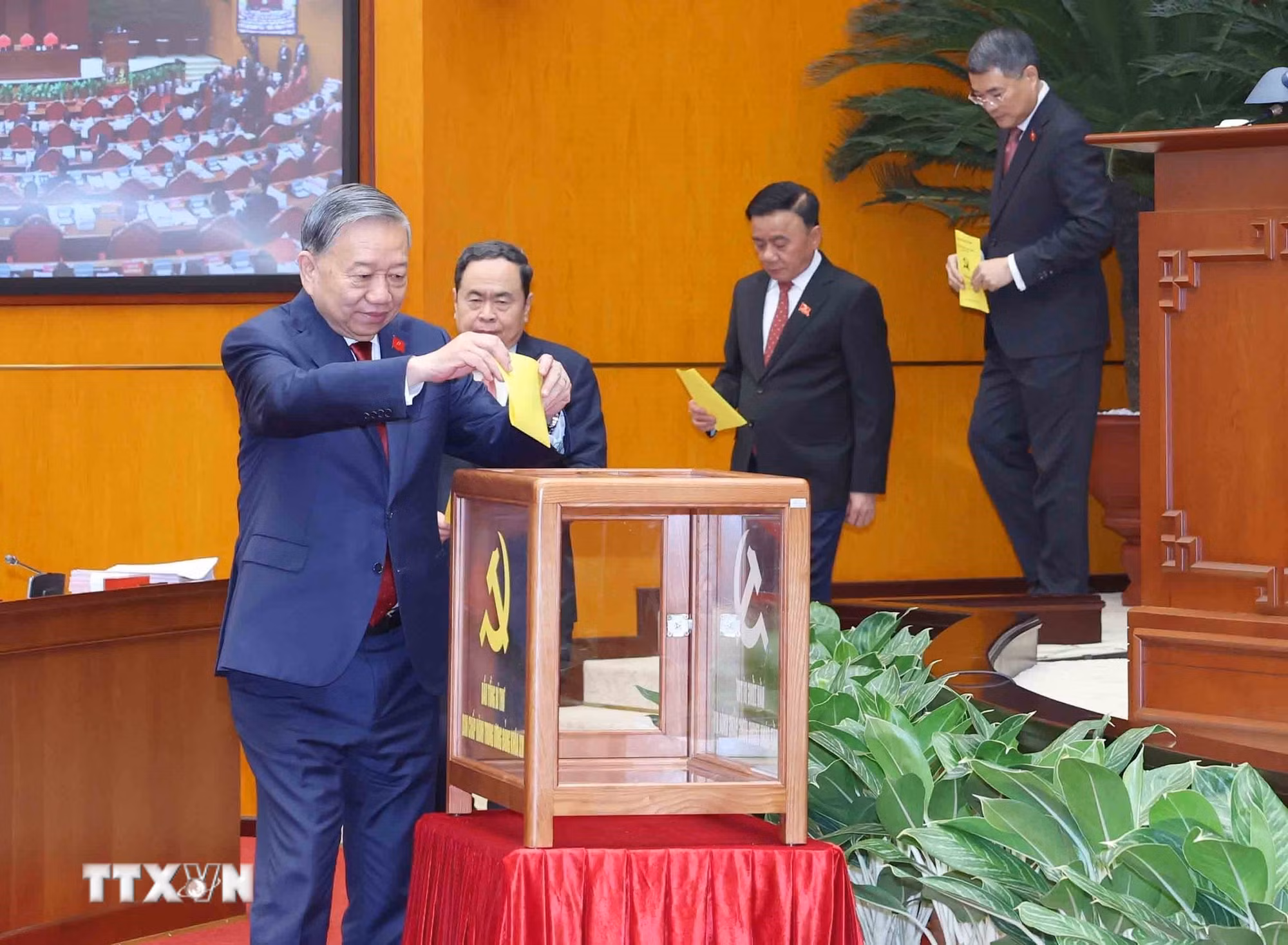 ttxvn-dong-chi-to-lam-giu-chuc-tong-bi-thu-ban-chap-hanh-trung-uong-dang-khoa-xiv-8547588-3.jpg