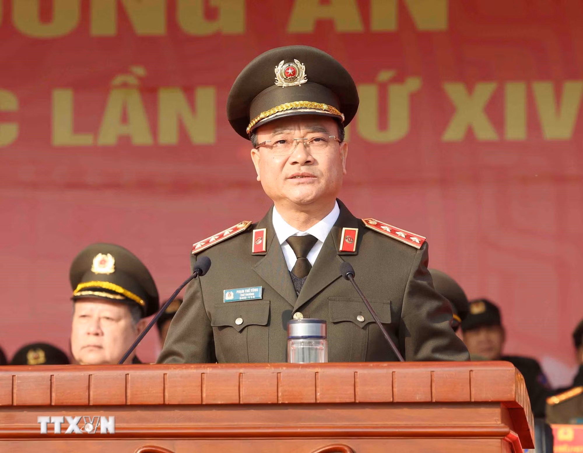 ttxvn-thuong-truc-ban-bi-thu-tran-cam-tu-du-le-xuat-quan-dien-tap-phuong-an-bao-dam-an-ninh-trat-tu-dai-hoi-dai-bieu-toan-quoc-lan-thu-xiv-cua-dan-8521927.jpg