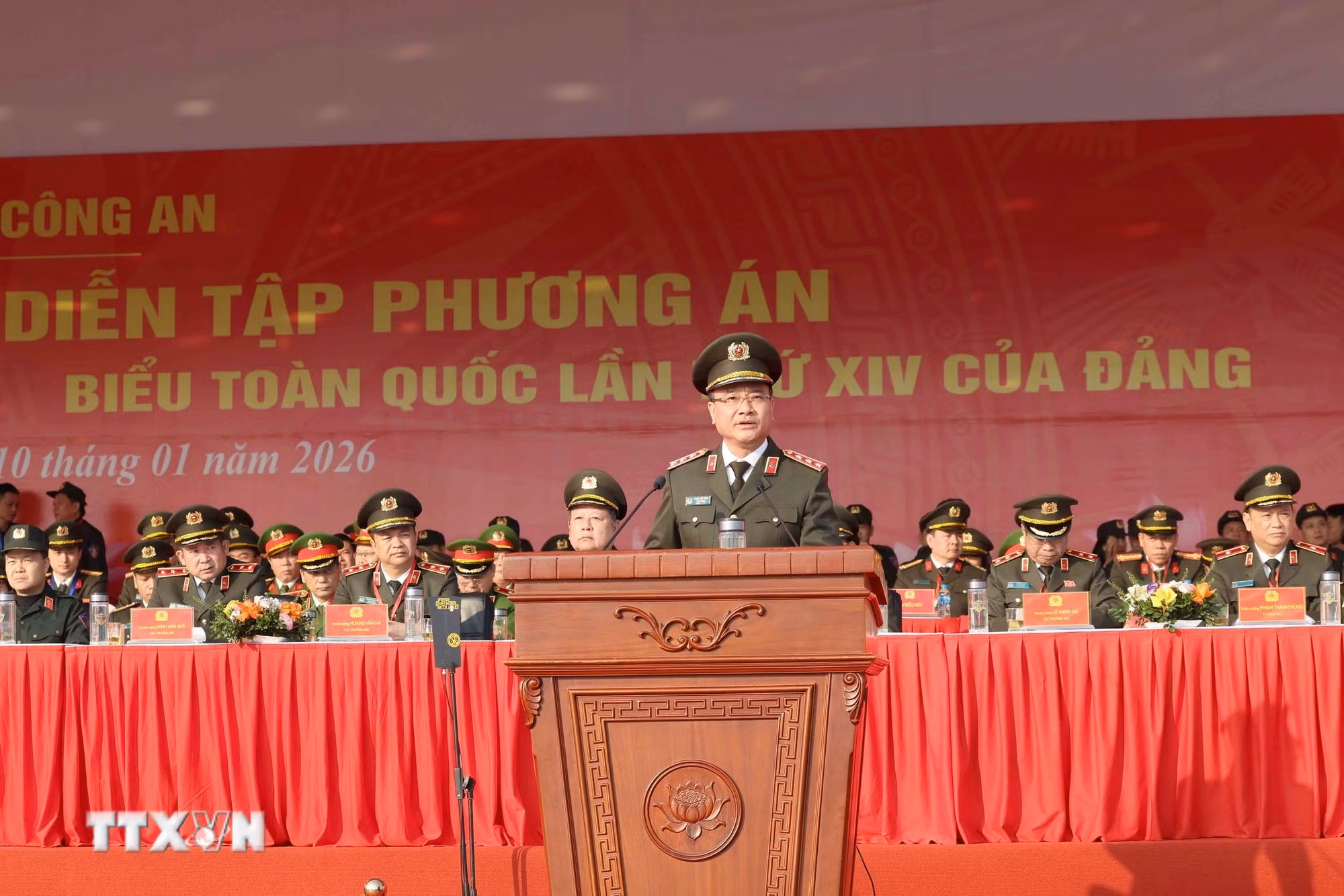 ttxvn-thuong-truc-ban-bi-thu-tran-cam-tu-du-le-xuat-quan-dien-tap-phuong-an-bao-dam-an-ninh-trat-tu-dai-hoi-dai-bieu-toan-quoc-lan-thu-xiv-cua-dan-8521930-3.jpg