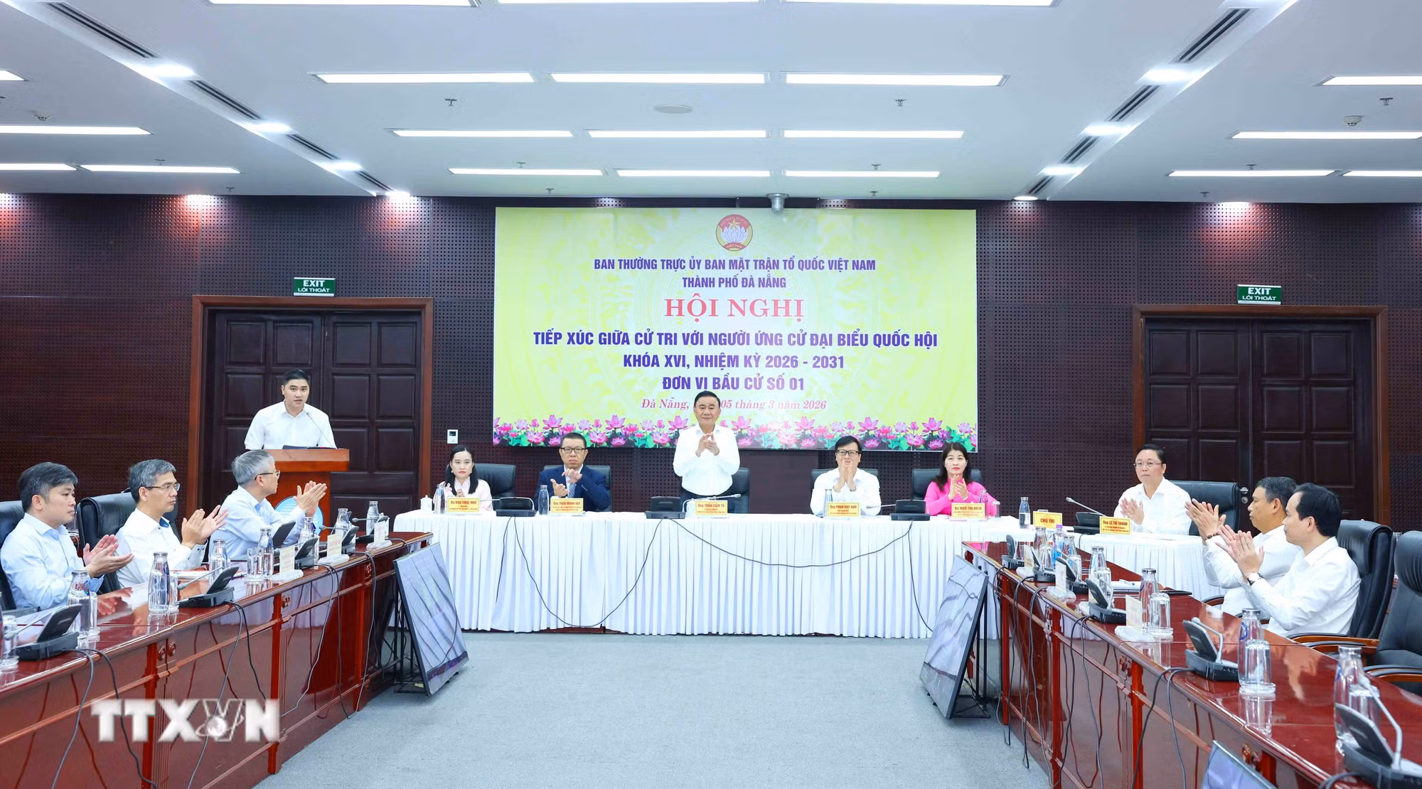 ttxvn-thuong-truc-ban-bi-thu-tran-cam-tu-tiep-xuc-truc-tuyen-giua-cu-tri-voi-nguoi-ung-cu-dai-bieu-quoc-hoi-khoa-xvi-thanh-pho-da-nang-8621927-1.jpg
