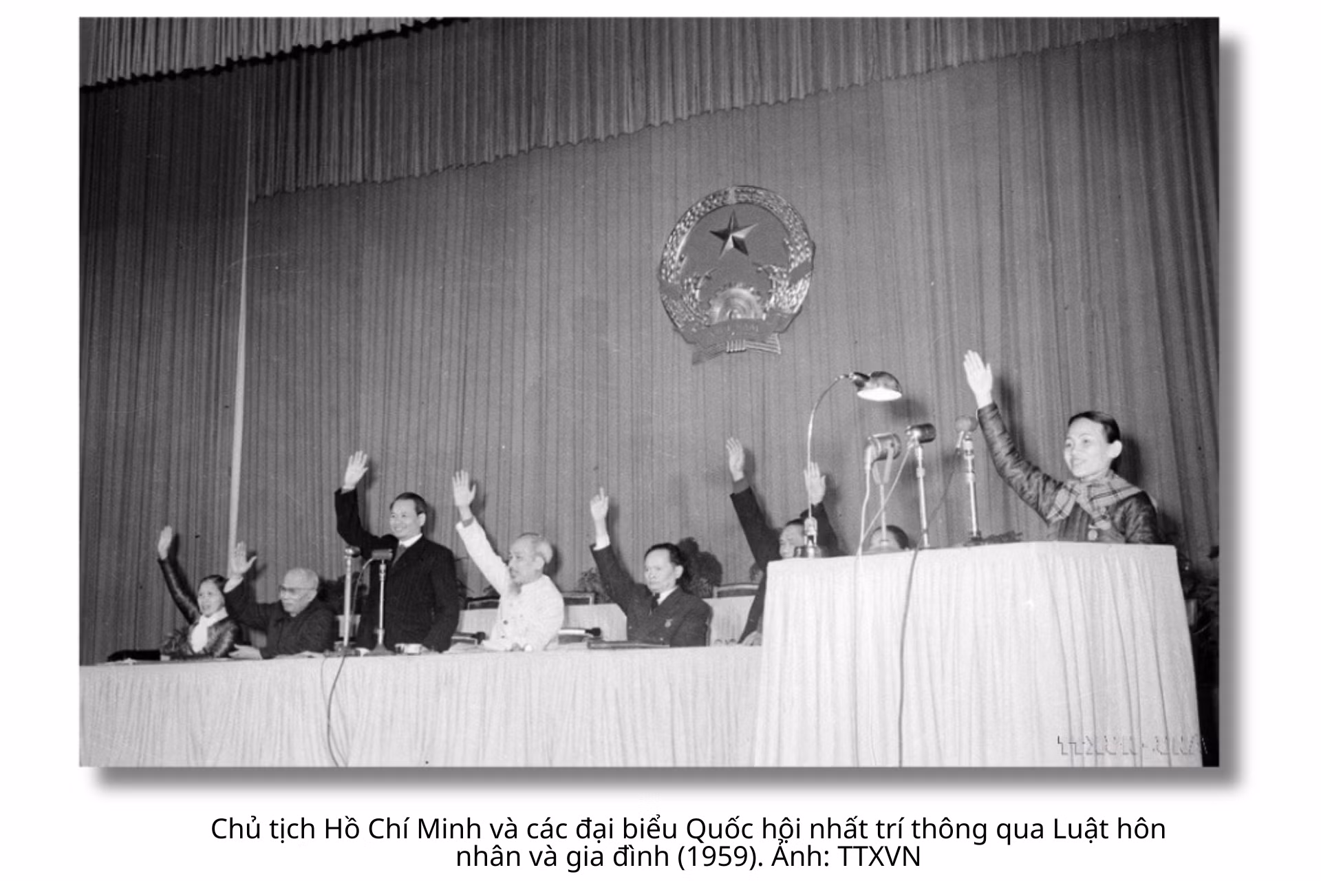 quoc-hoi-khoa-i-12-1102.png
