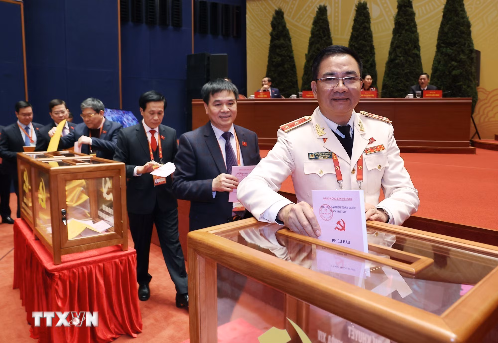 ttxvn-dai-hoi-xiv-cua-dang-bau-ban-chap-hanh-trung-uong-khoa-xiv-8546136-10.jpg
