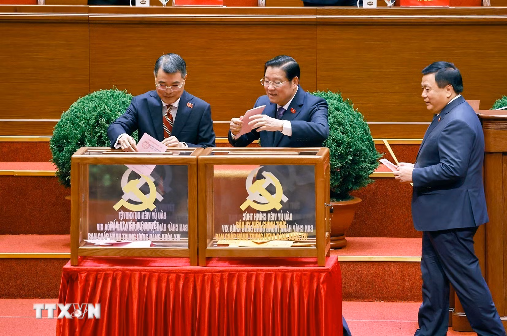 ttxvn-dai-hoi-xiv-cua-dang-bau-ban-chap-hanh-trung-uong-khoa-xiv-8546132-3.jpg