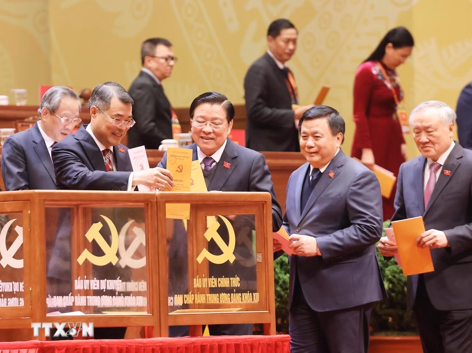 ttxvn-dai-hoi-xiv-cua-dang-bau-ban-chap-hanh-trung-uong-khoa-xiv-8546200.jpg