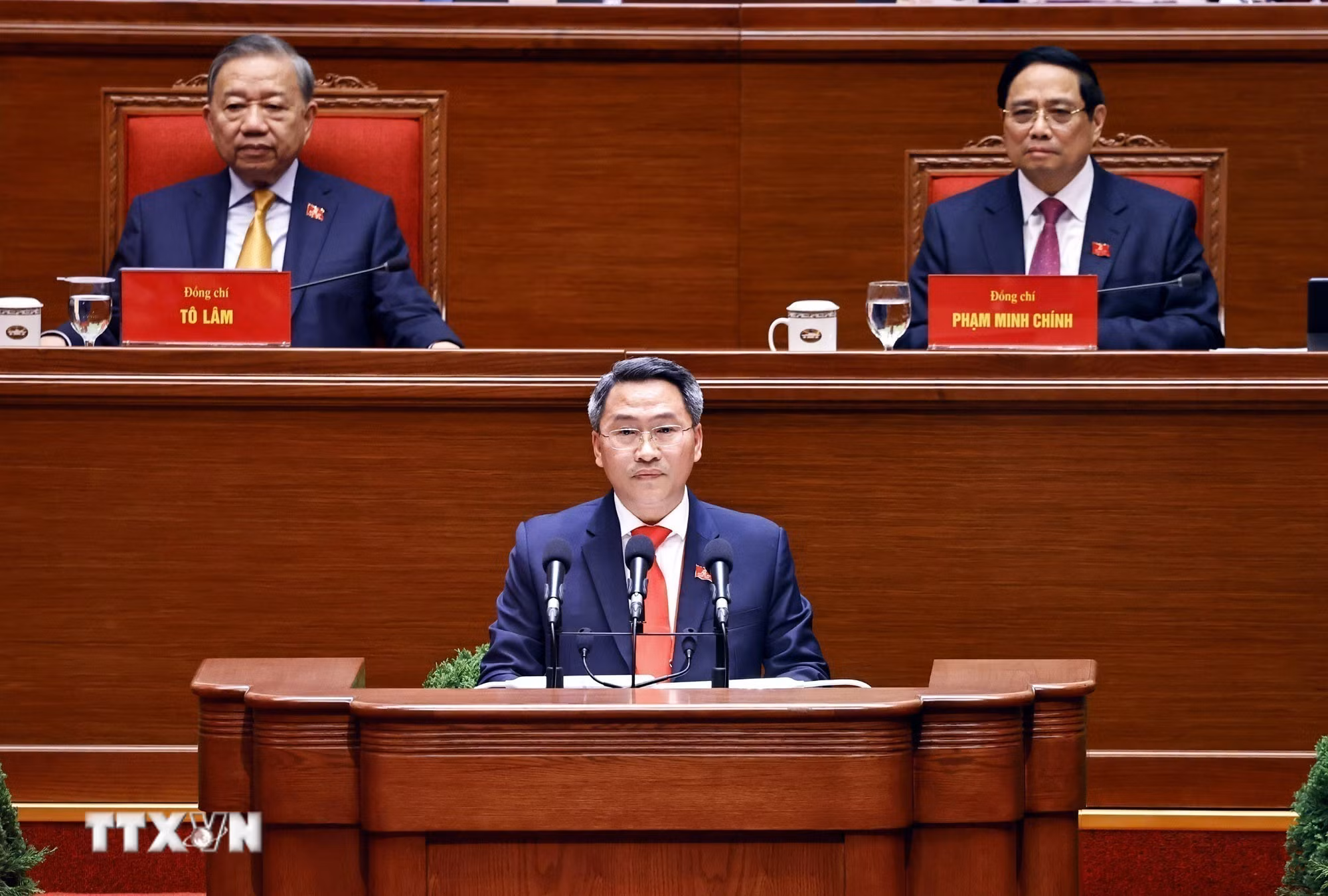 ttxvn-dai-hoi-dang-xiv-tiep-tuc-phien-thao-luan-tai-hoi-truong-ve-cac-van-kien-dai-hoi-8544329.jpg