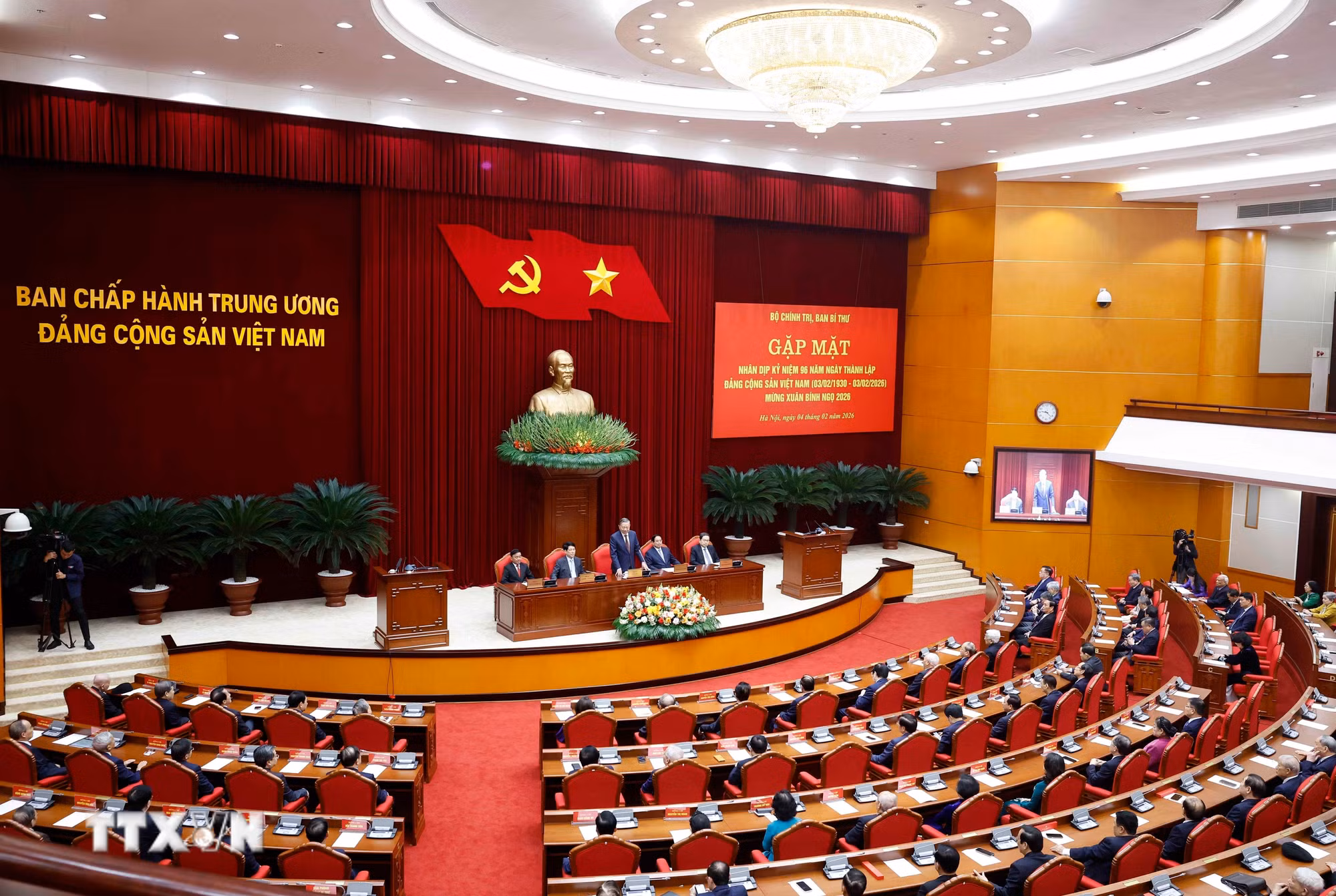 ttxvn-bo-chinh-tri-ban-bi-thu-to-chuc-gap-mat-cac-dong-chi-nguyen-uy-vien-ban-chap-hanh-trung-uong-dang-cac-khoa-8572400-2.jpg