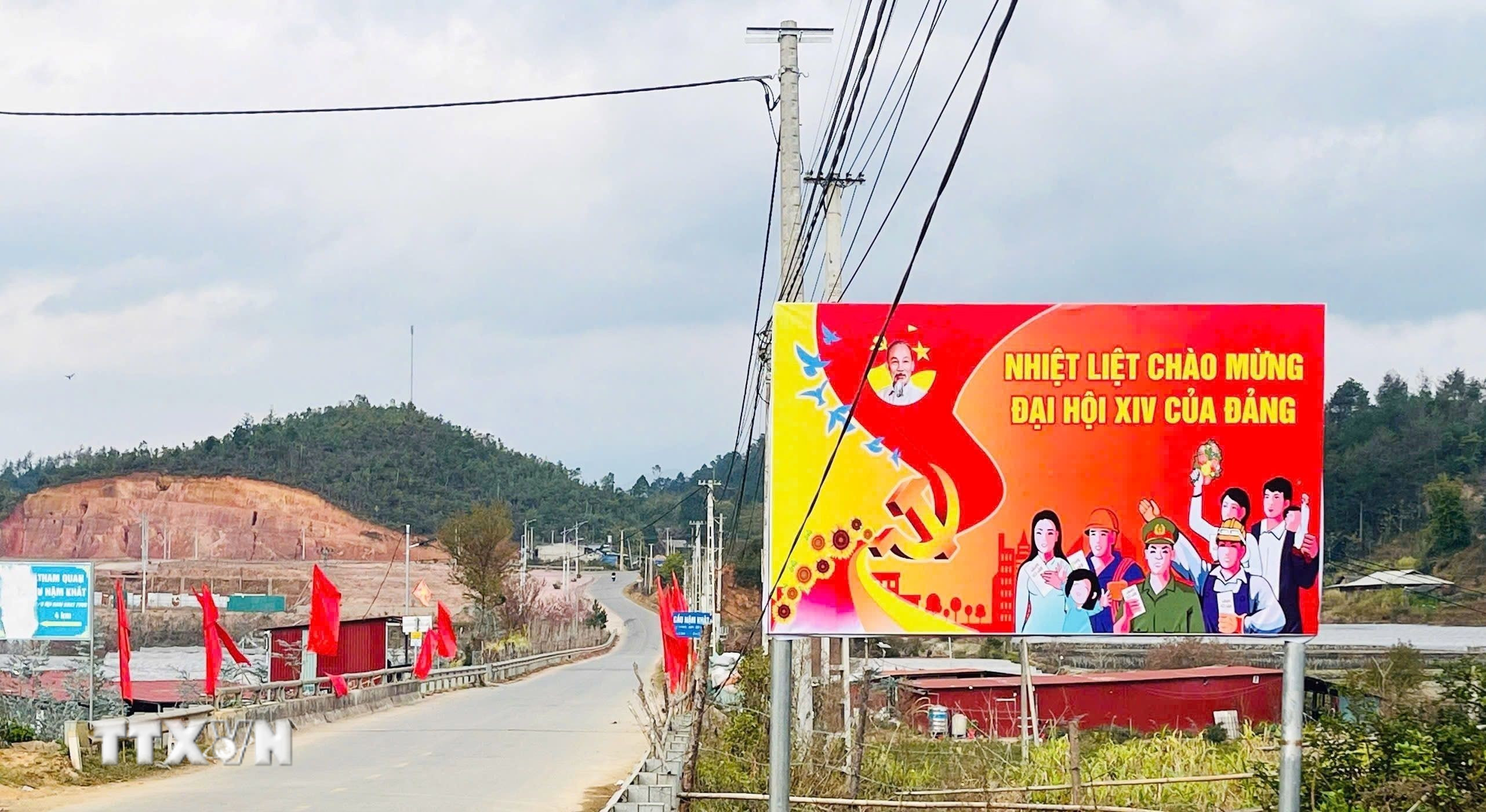Tại các tuyến đường ở xã vùng cao Púng Luông ngập tràn khẩu hiệu và cờ hoa trước thềm Đại hội XIV của Đảng. (Ảnh: TTXVN phát)