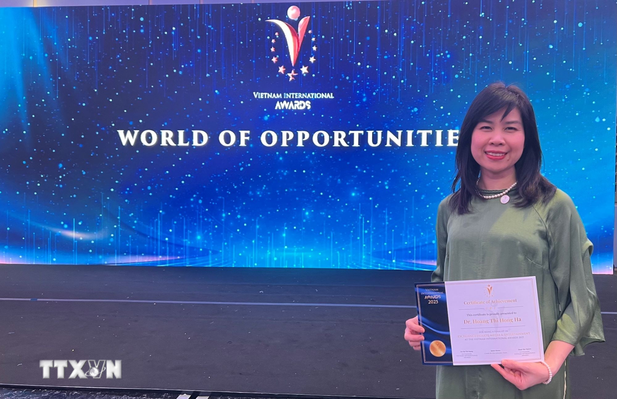 Tiến sỹ Hoàng Thị Hồng Hà được tôn vinh “Sứ giả tiếng Việt ở nước ngoài năm 2025” cho những nỗ lực dài hạn gìn giữ và lan tỏa tiếng mẹ đẻ và bản sắc văn hóa dân tộc Việt Nam tại châu Âu. (Ảnh: TTXVN phát)