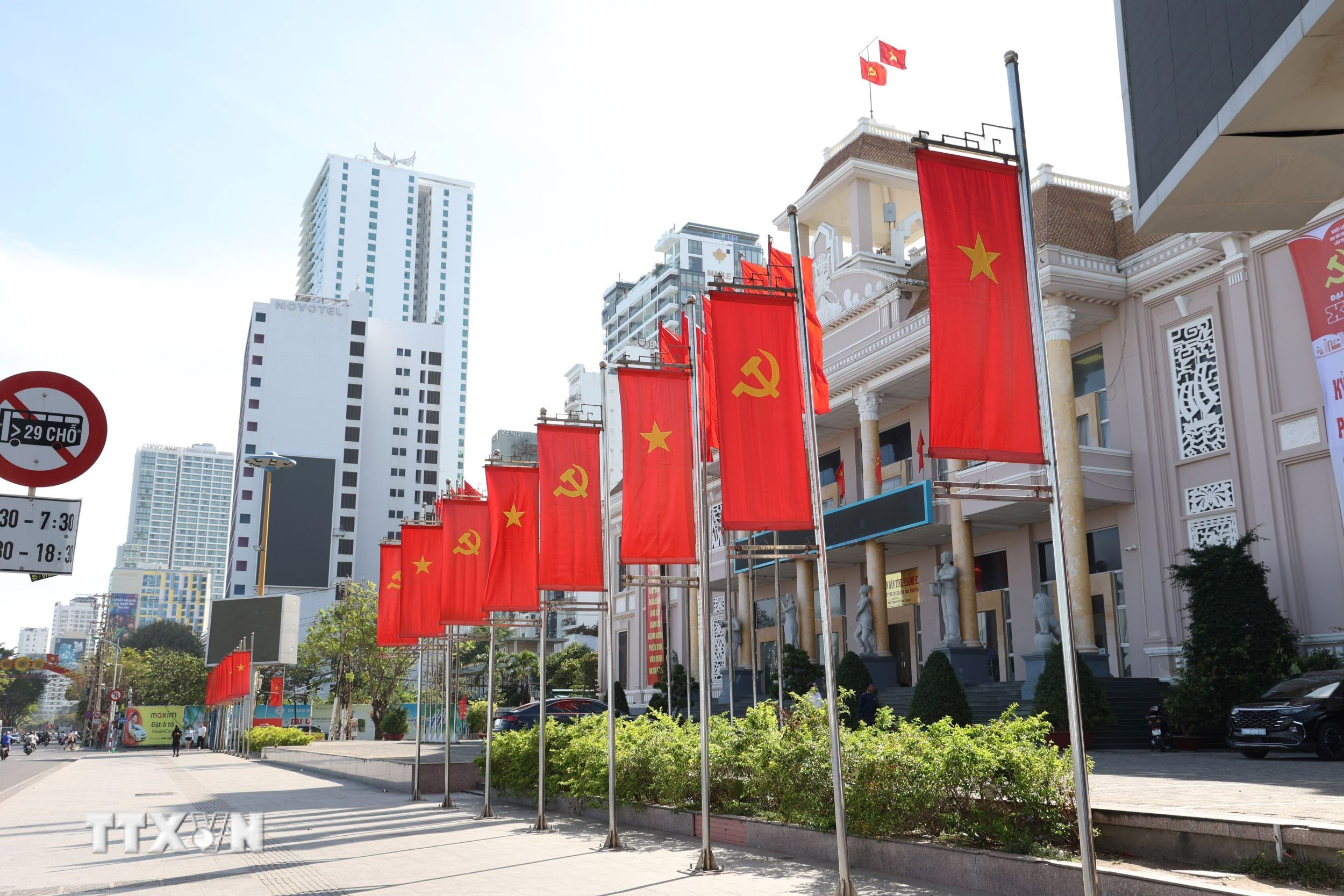 Cờ hoa được trang hoàng lộng lẫy trước UBND tỉnh Khánh Hòa. (Ảnh Đặng: Tuấn/TTXVN)