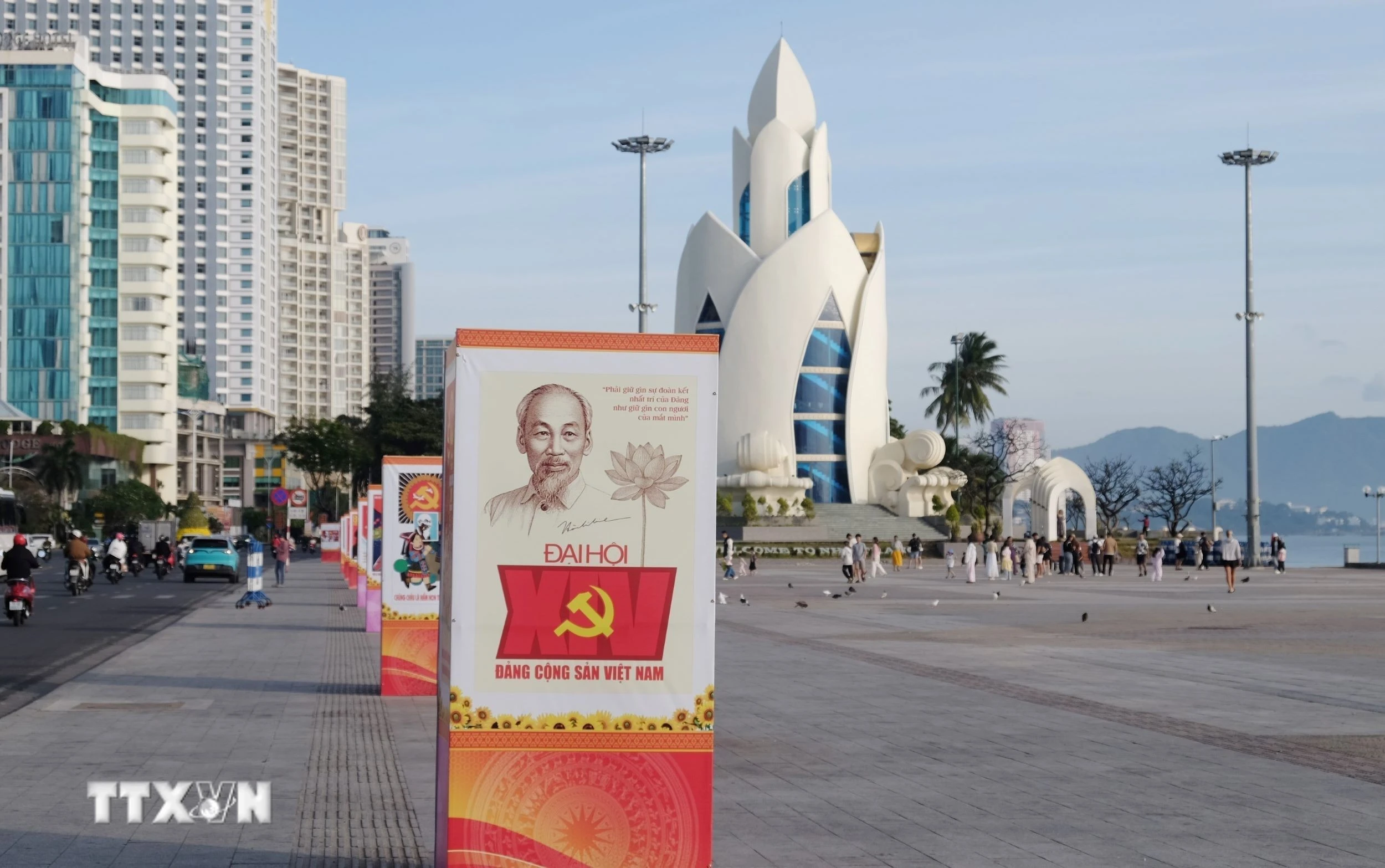 Panô tuyên truyền về Đại hội đại biểu toàn quốc lần thứ XIV của Đảng được trưng bày ở khu vực Quảng trường 2 tháng 4 (phường Nha Trang, Khánh Hòa). (Ảnh: Nguyễn Thành/TTXVN)