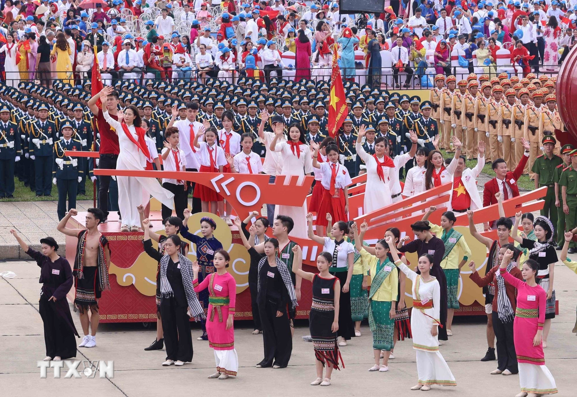 Chương trình văn nghệ tại sự kiện A80. (Ảnh: Thống Nhất/TTXVN)