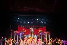 Chương trình nghệ thuật “Sáng mãi niềm tin theo Đảng của ”Nhà hát Nghệ thuật đương đại Việt Nam. (Ảnh: CTV/Vietnam+)
