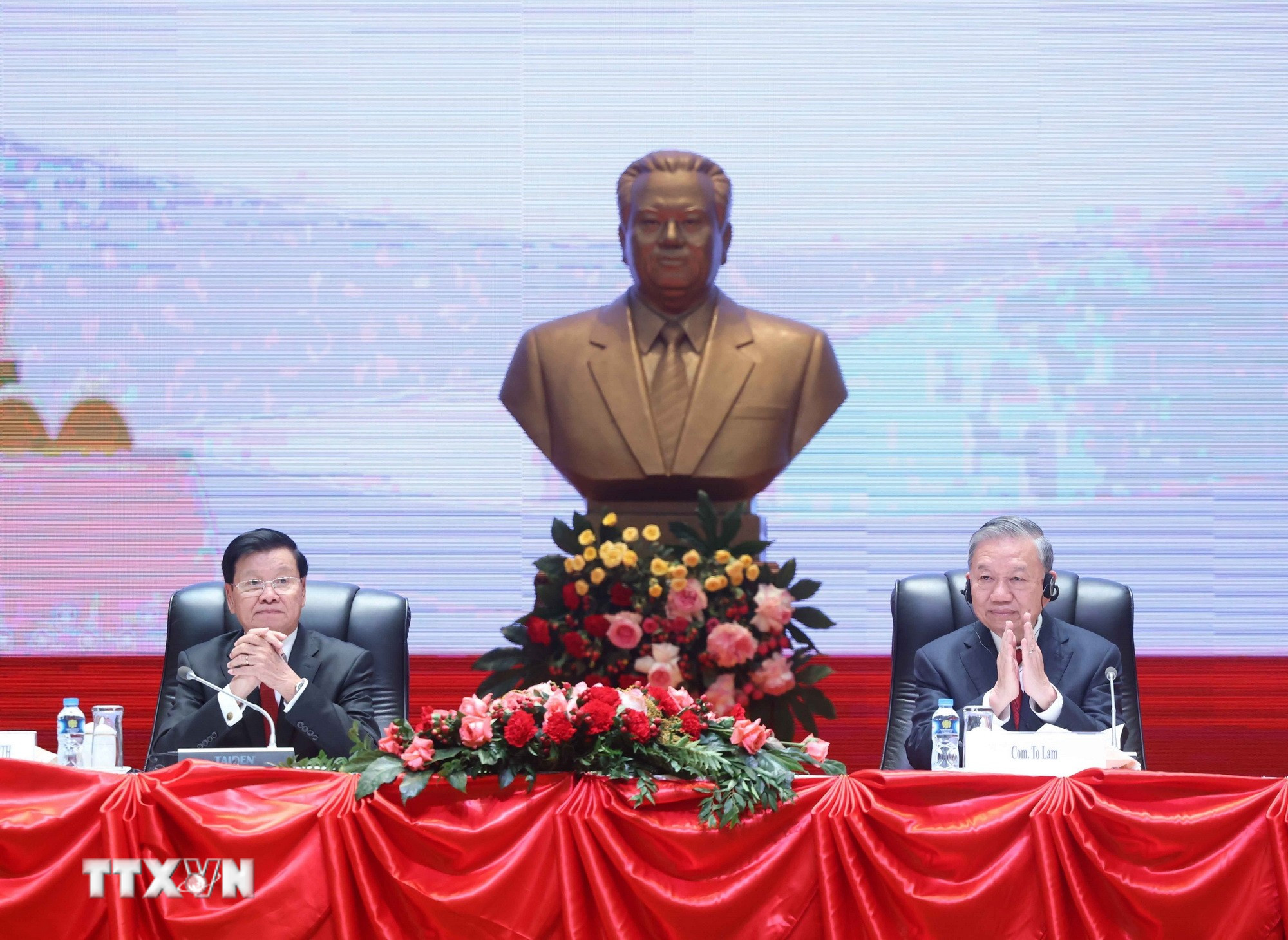 Tổng Bí thư Tô Lâm và Tổng Bí thư, Chủ tịch nước Lào Thongloun Sisoulith chủ trì Hội nghị thông báo kết quả Đại hội đại biểu toàn quốc lần thứ XIV Đảng của Cộng sản Việt Nam. (Ảnh: Thống Nhất/TTXVN)