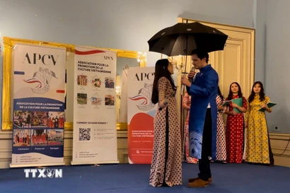 Trình diễn áo dài trong một chương trình do Hội tôn vinh văn hóa Việt tổ chức tại Thủ đô Paris (Pháp) vào đầu năm 2023. (Ảnh: Nguyễn Thu Hà/TTXVN)