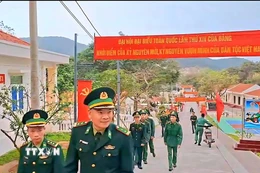 Cán bộ, chiến sỹ Đồn Biên phòng đảo Trần (Cô Tô) đi bầu cử. (Ảnh: TTXVN phát)