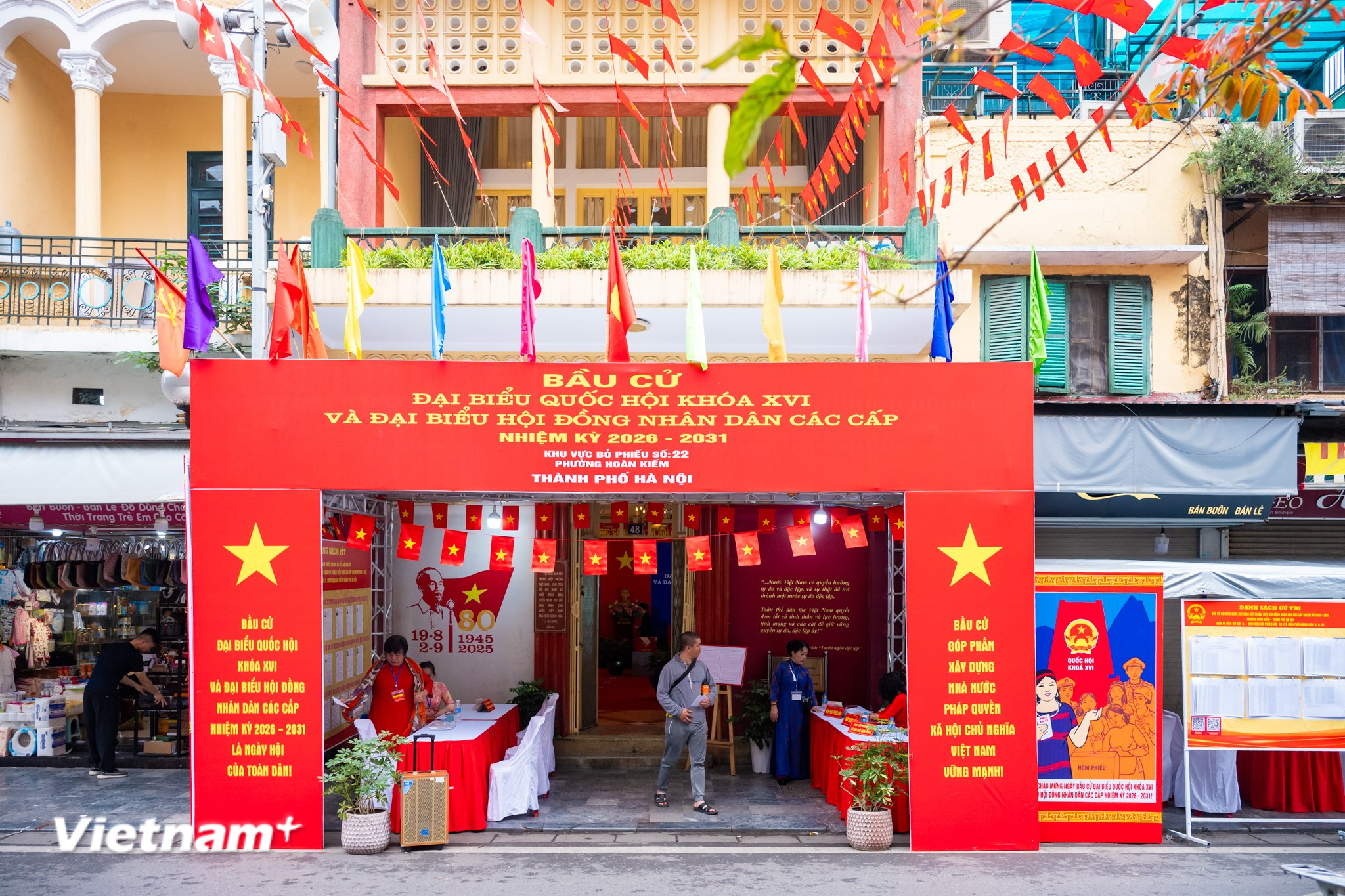 Sáng 15/3, hơn 6 triệu cử tri của Thủ đô Hà Nội hoà cùng hơn 78,9 triệu cử tri trên cả nước tiến hành bỏ phiếu bầu cử đại biểu Quốc hội khóa XVI và đại biểu HĐND các cấp nhiệm kỳ 2026-2031. (Ảnh: Minh Sơn/Vietnam+)