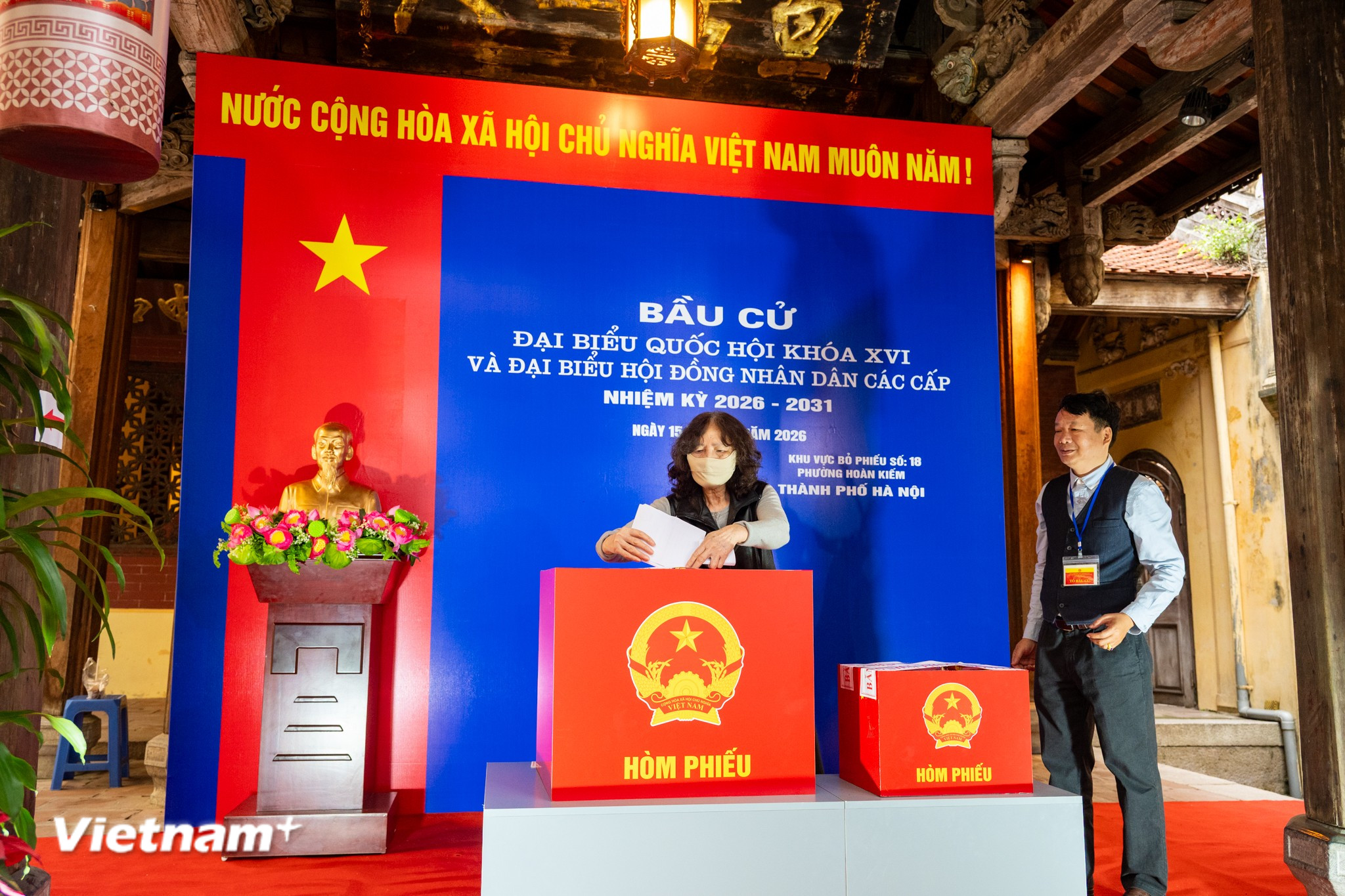 Cử tri đi bỏ phiếu sáng 15/3. (Ảnh: Minh Sơn/Vietnam+)