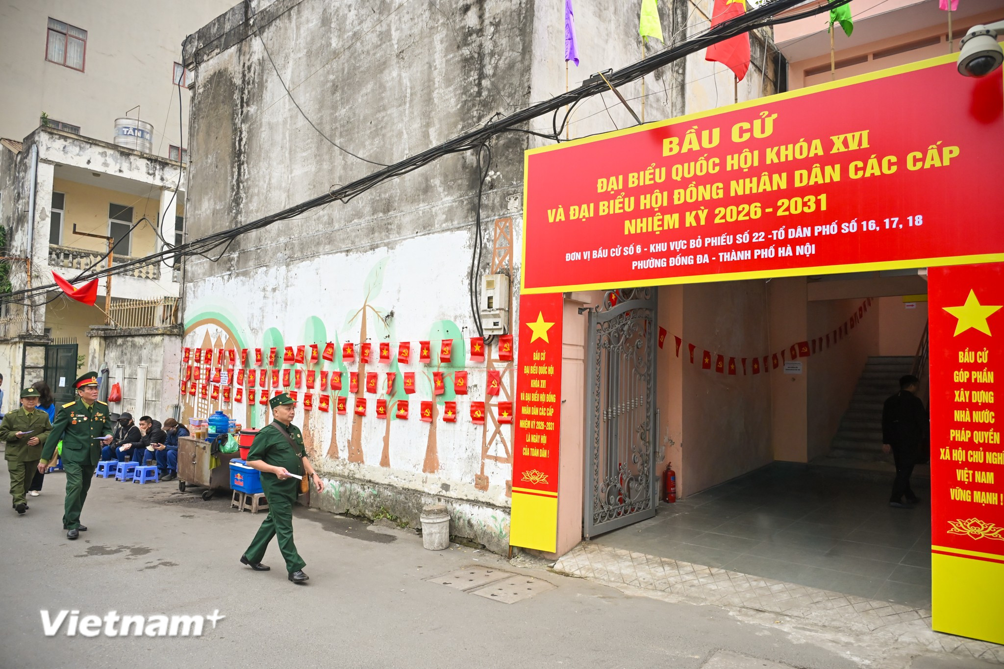 Tại khu vực bỏ phiếu, cử tri thực hiện quyền bầu cử đối với ba cấp gồm: đại biểu Quốc hội khoá XVI, đại biểu Hội đồng Nhân dân Thành phố và đại biểu Hội đồng Nhân dân phường Đống Đa nhiệm kỳ 2026 - 2031. (Ảnh: Minh Sơn/Vietnam+)