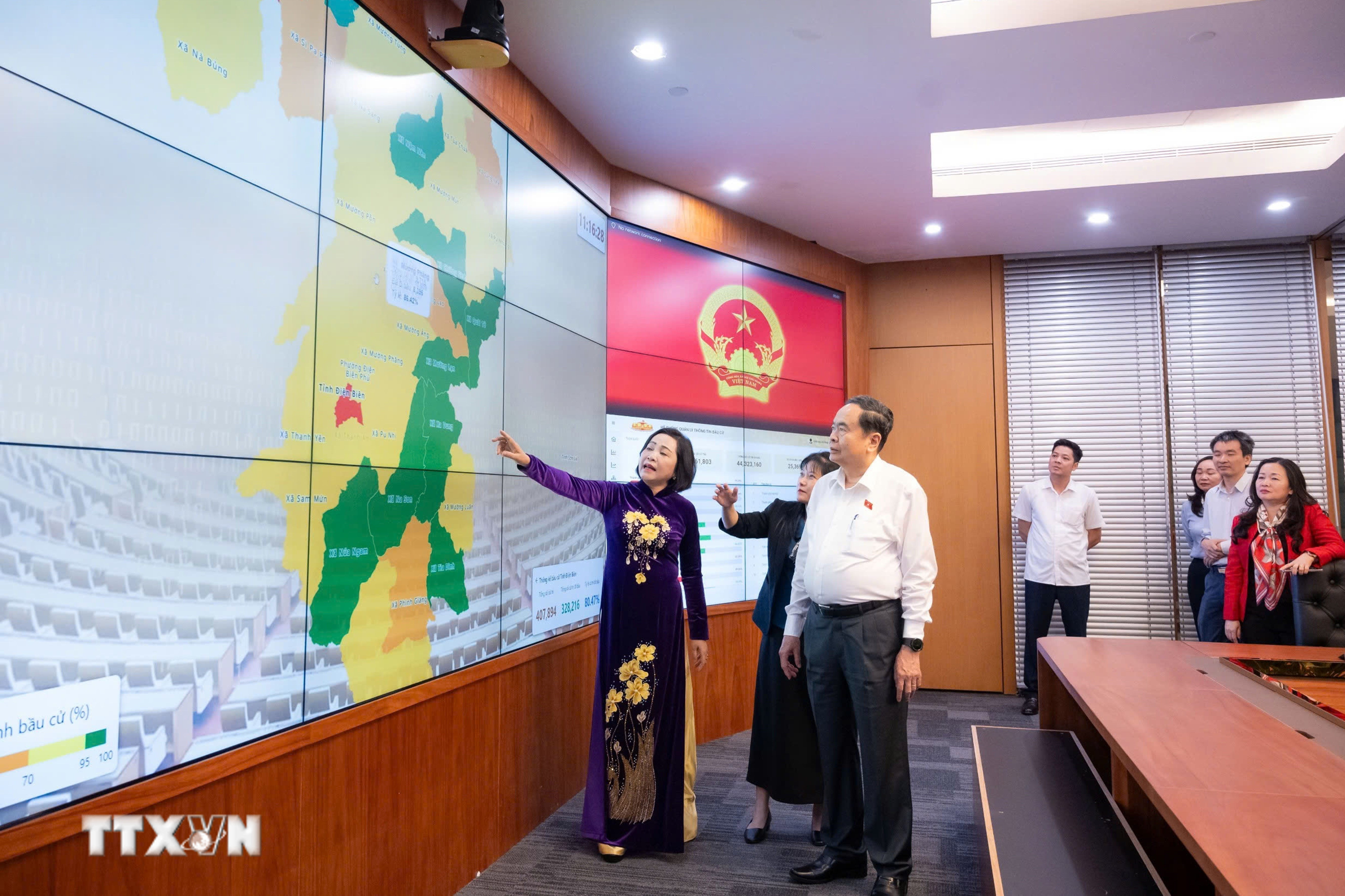 Chủ tịch Quốc hội Trần Thanh Mẫn kiểm tra công tác bầu cử tại Văn phòng Hội đồng Bầu cử quốc gia (Nhà Quốc hội, Hà Nội). (Ảnh: Doãn Tấn/TTXVN)