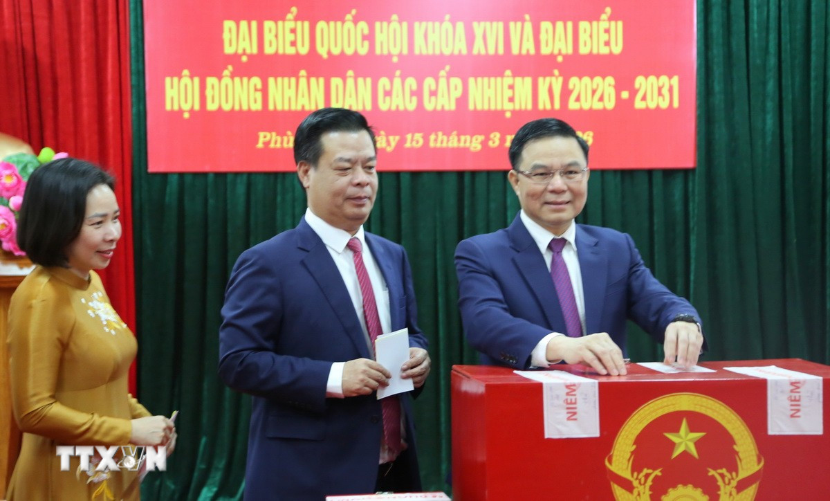 Ông Lê Mạnh Hùng, quyền Bộ trưởng Bộ Công Thương, bỏ phiếu bầu cử. (Ảnh: Minh Thu/TTXVN)