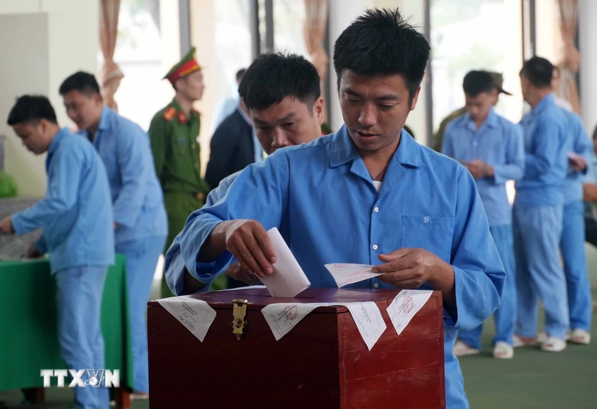 Các cử tri tại Cơ sở cai nghiện ma túy số 1 tỉnh Thanh Hóa thuộc Tổ bầu cử số 2, thôn Kim Sơn, xã Trung Chính phấn khởi bỏ phiếu bầu cử. (Ảnh: Việt Hoàng/TTXVN)