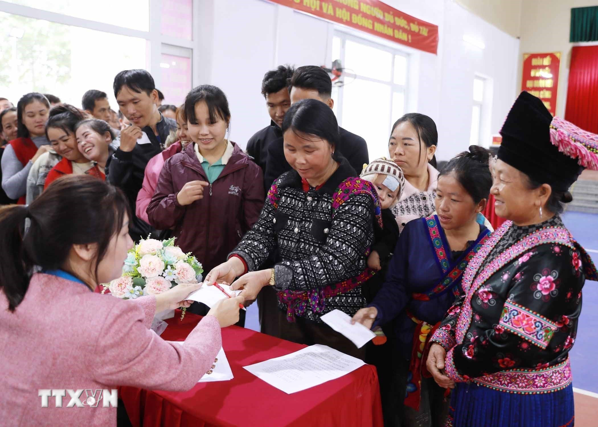 Phát phiếu bầu cho cử tri. (Ảnh: Quý Trung/TTXVN)