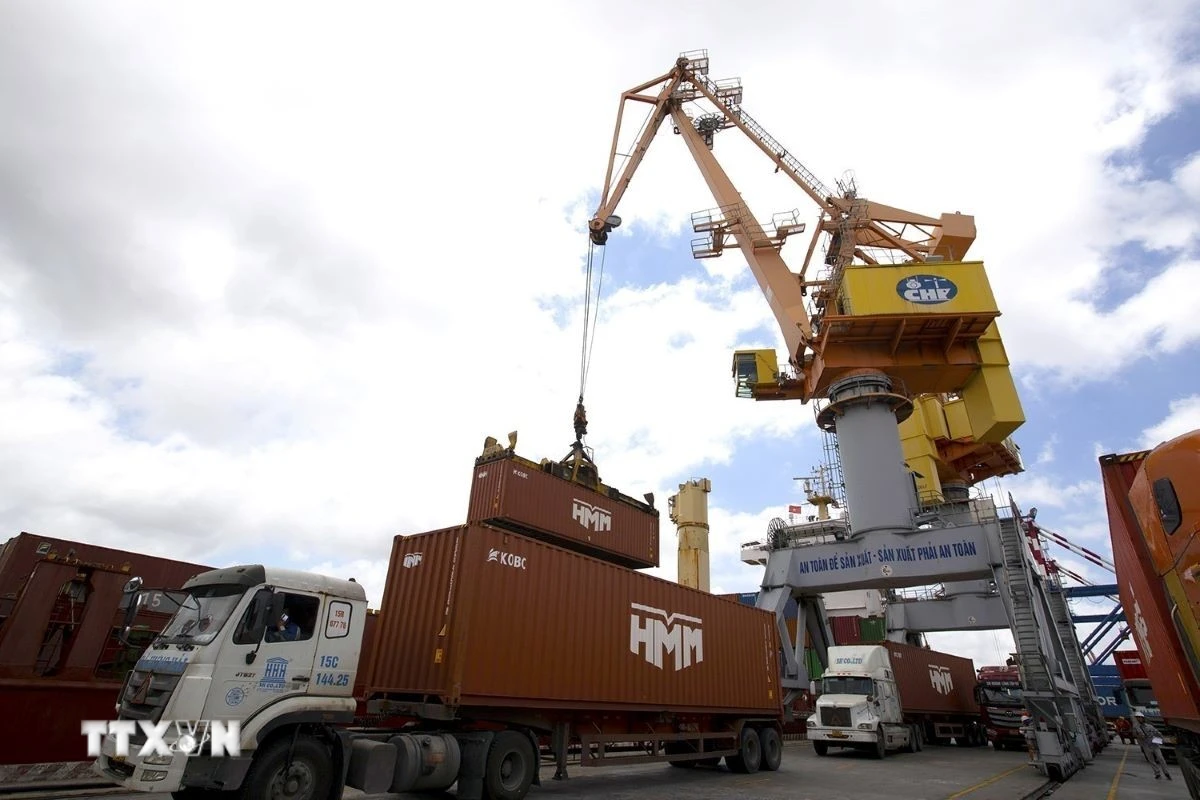 Bốc dỡ hàng xuất khẩu tại cảng Tân Vũ, Hải Phòng. (Ảnh: Tuấn Anh/TTXVN)