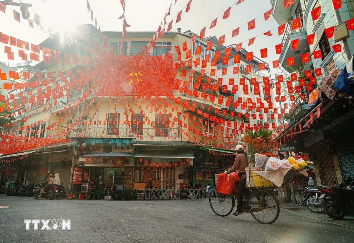 Cờ hoa rực rỡ khắp phố phường Hà Nội chuẩn bị Đại hội đại biểu Đảng bộ Thành phố. (Ảnh: Khánh Hòa/TTXVN)