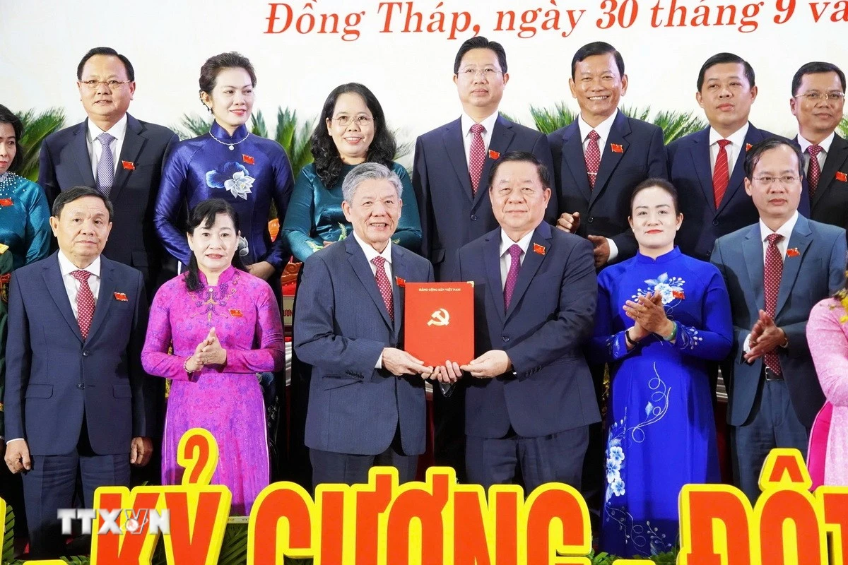 Đồng chí Nguyễn Trọng Nghĩa (thứ ba, từ phải sang), Ủy viên Bộ Chính trị, Bí thư Trung ương Đảng, Trưởng Ban Tuyên giáo và Dân vận Trung ương trao quyết định cho tân Bí thư Tỉnh ủy Đồng Tháp Ngô Chí Cường. (Ảnh: Hữu Chí/TTXVN)
