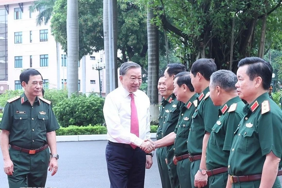 Tổng Bí thư Tô Lâm với lãnh đạo Quân ủy Trung ương, Bộ Quốc phòng và Tổng cục Chính trị Quân đội nhân dân Việt Nam. (Ảnh: Thống Nhất/TTXVN)