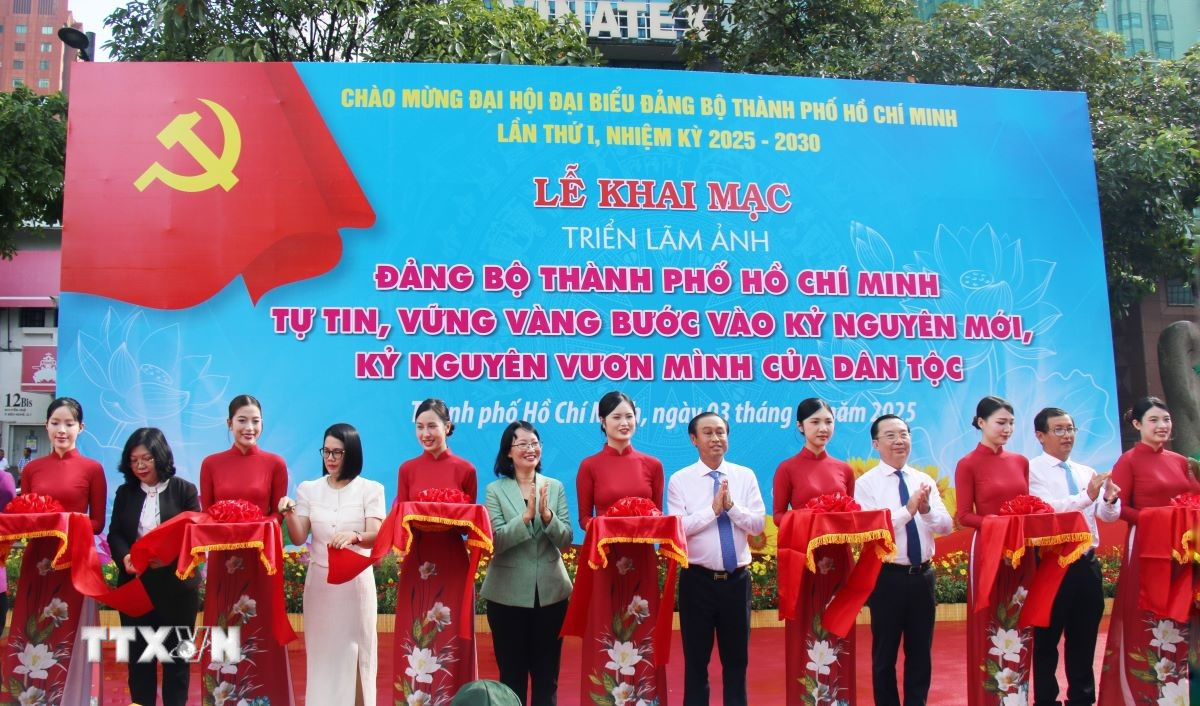 Đại biểu cắt băng khai mạc Triển lãm. (Ảnh: Thu Hương/TTXVN)