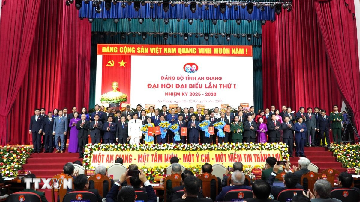 Đại tướng Phan Văn Giang, Ủy viên Bộ Chính trị, Phó Bí thư Quân ủy Trung ương, Bộ trưởng Bộ Quốc phòng, trao các Quyết định nhân sự của Bộ Chính trị và tặng hoa chúc mừng Ban Chấp hành Đảng bộ tỉnh An Giang nhiệm kỳ 2025-2030. (Ảnh: Văn Sĩ/TTXVN)