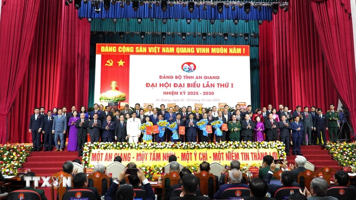 Đại tướng Phan Văn Giang, Ủy viên Bộ Chính trị, Phó Bí thư Quân ủy Trung ương, Bộ trưởng Bộ Quốc phòng, trao các Quyết định nhân sự của Bộ Chính trị và tặng hoa chúc mừng Ban Chấp hành Đảng bộ tỉnh An Giang nhiệm kỳ 2025-2030. (Ảnh: Văn Sĩ/TTXVN)