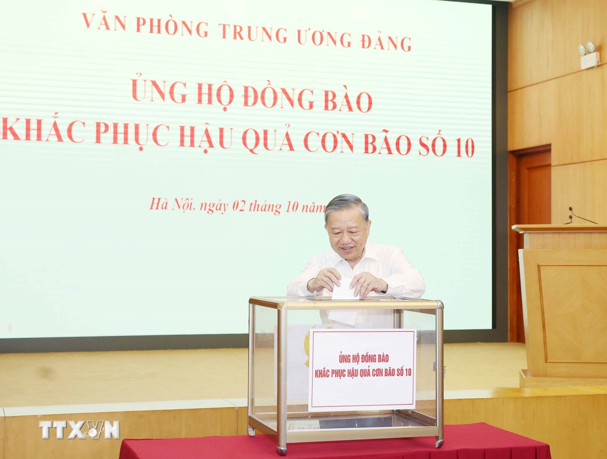 Tổng Bí thư Tô Lâm ủng hộ đồng bào khắc phục hậu quả cơn bão số 10. (Ảnh: Thống Nhất/TTXVN)