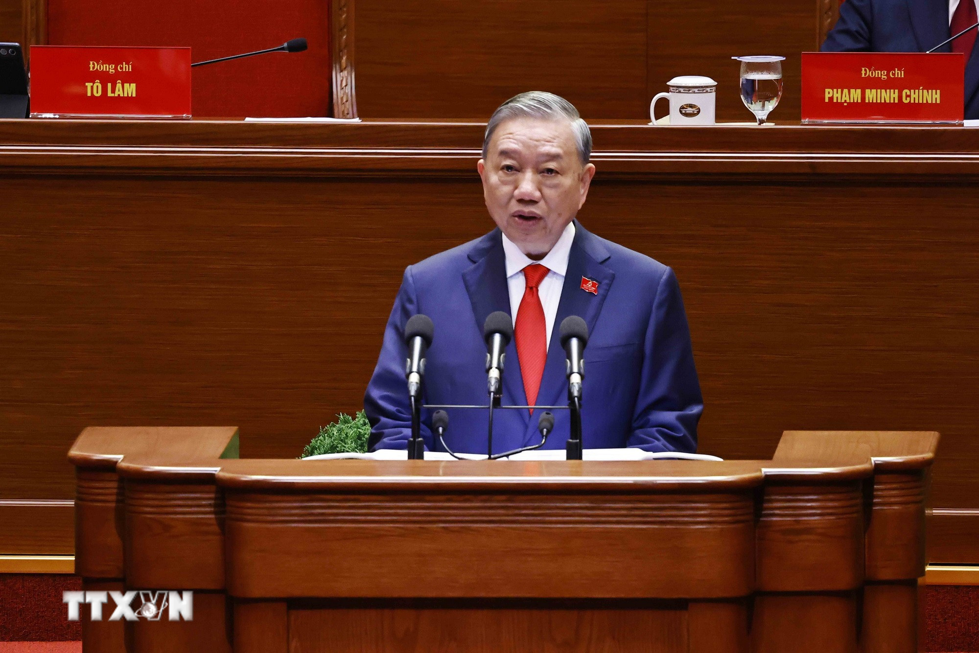 Tổng Bí thư Tô Lâm trình bày Báo cáo của Ban Chấp hành Trung ương Đảng khóa XIII về các văn kiện trình Đại hội XIV của Đảng. (Ảnh: TTXVN)