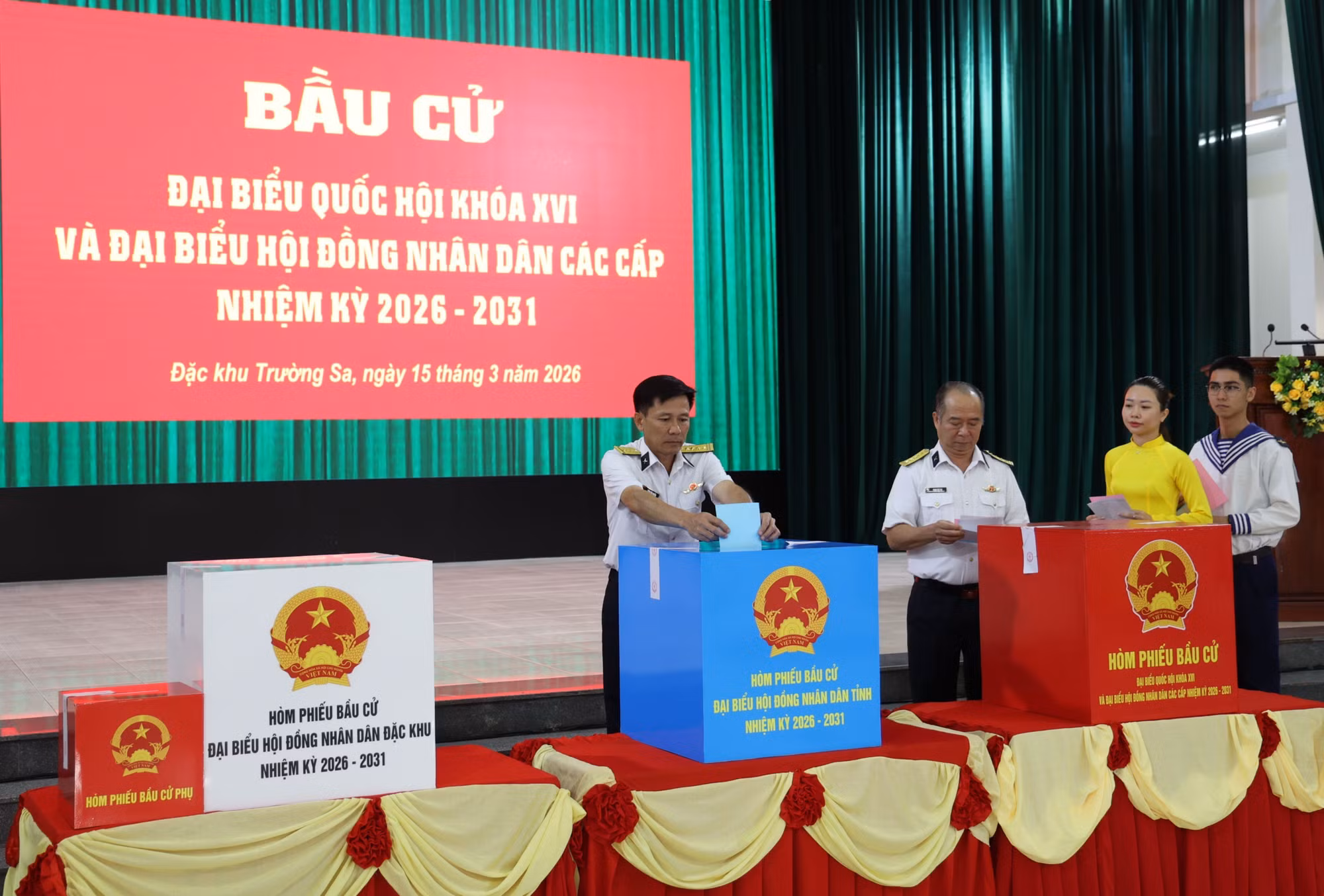 ron-rang-ngay-hoi-non-song-o-truong-sa-8641298.jpg