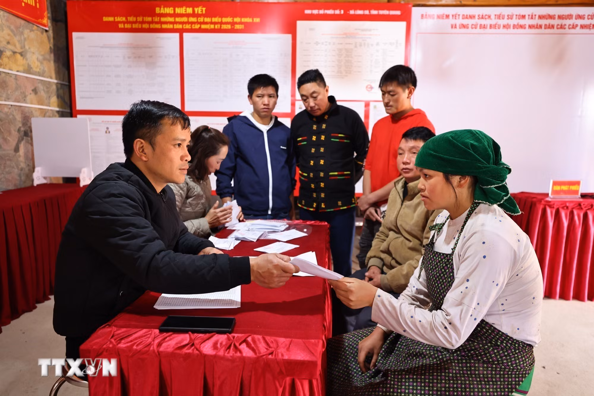ttxvn-bau-cu-quoc-hoi-va-hdnd-dong-bao-noi-cuc-bac-to-quoc-huong-ve-ngay-hoi-toan-dan-8636247-9.jpg