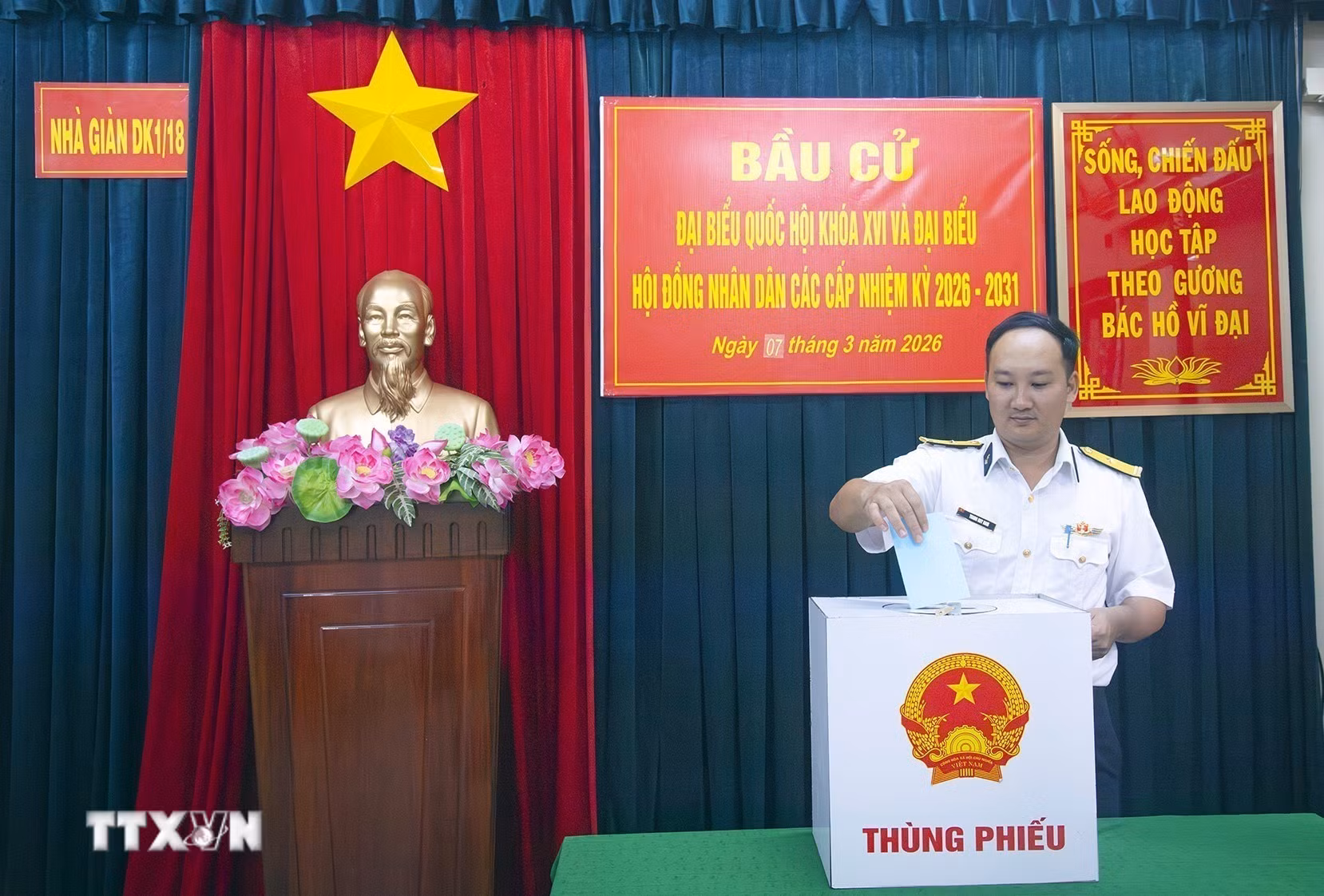 ttxvn-bau-cu-quoc-hoi-va-hdnd-vung-2-hai-quan-hoan-thanh-cong-tac-to-chuc-bau-cu-som-tren-bien-8635412-11.jpg