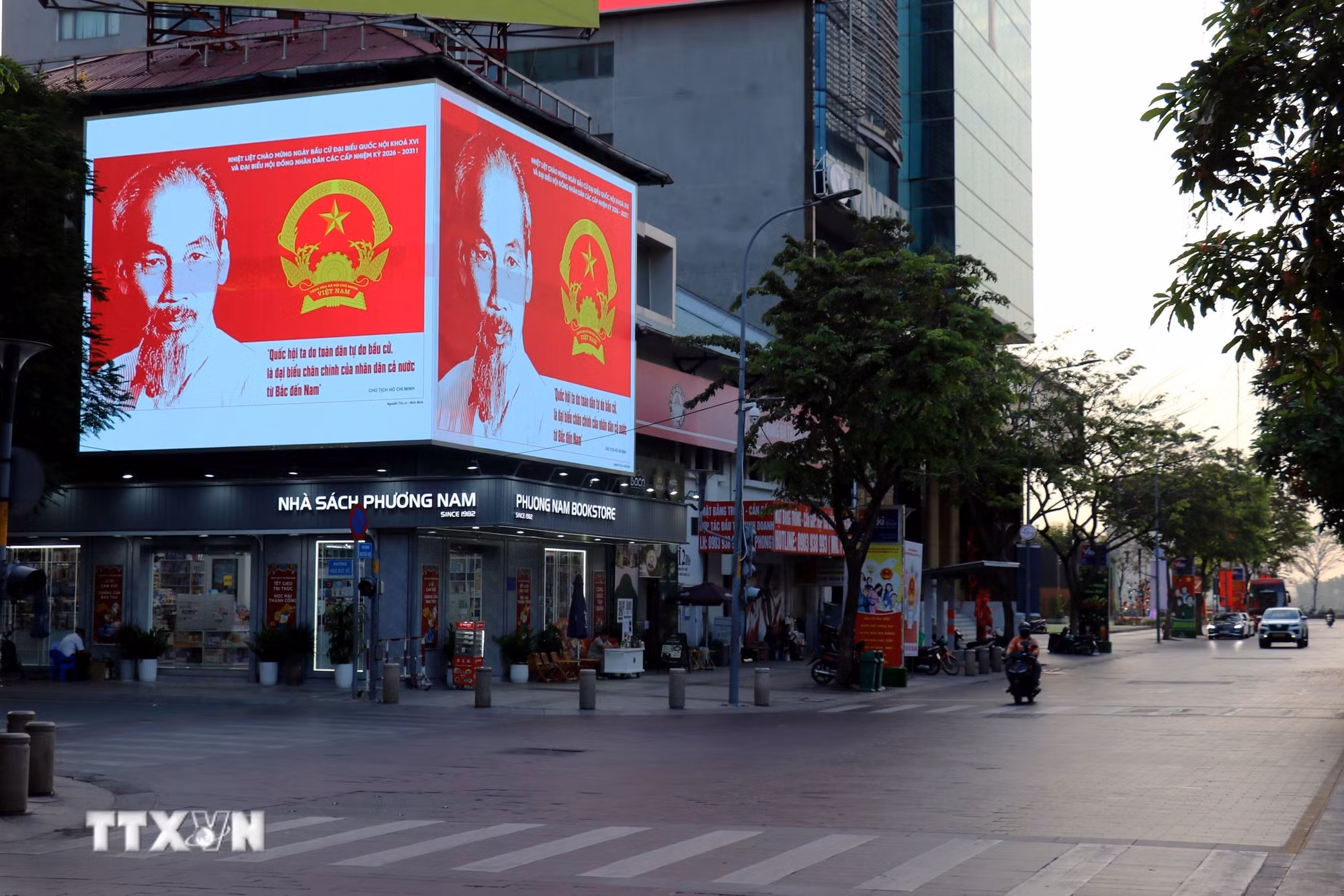 ttxvn-bau-cu-quoc-hoi-va-hdnd-tp-ho-chi-minh-rop-co-hoa-san-sang-cho-ngay-hoi-toan-dan-8635145-1.jpg