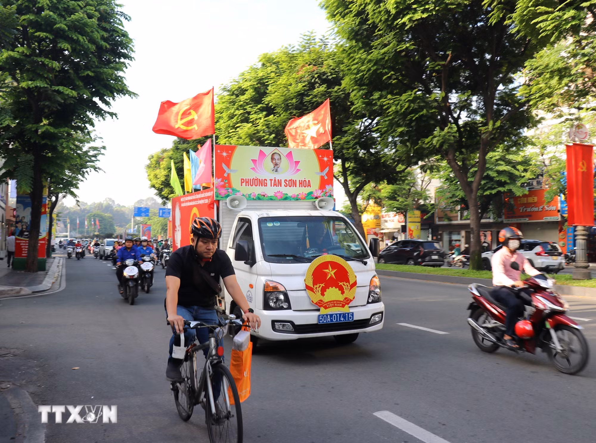 ttxvn-bau-cu-quoc-hoi-va-hdnd-tp-ho-chi-minh-rop-co-hoa-san-sang-cho-ngay-hoi-toan-dan-8635145-8.jpg