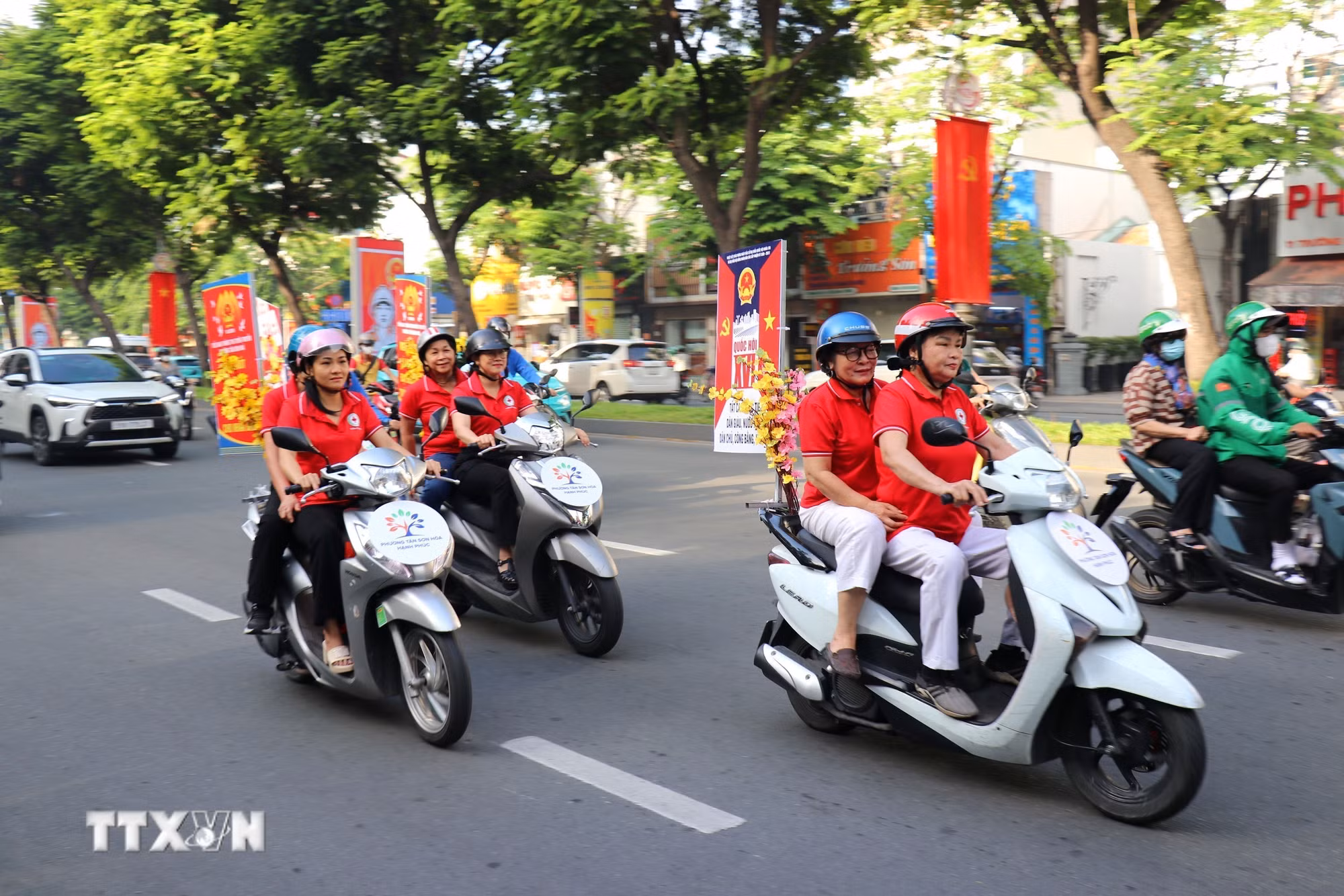 ttxvn-bau-cu-quoc-hoi-va-hdnd-tp-ho-chi-minh-rop-co-hoa-san-sang-cho-ngay-hoi-toan-dan-8635145-7.jpg