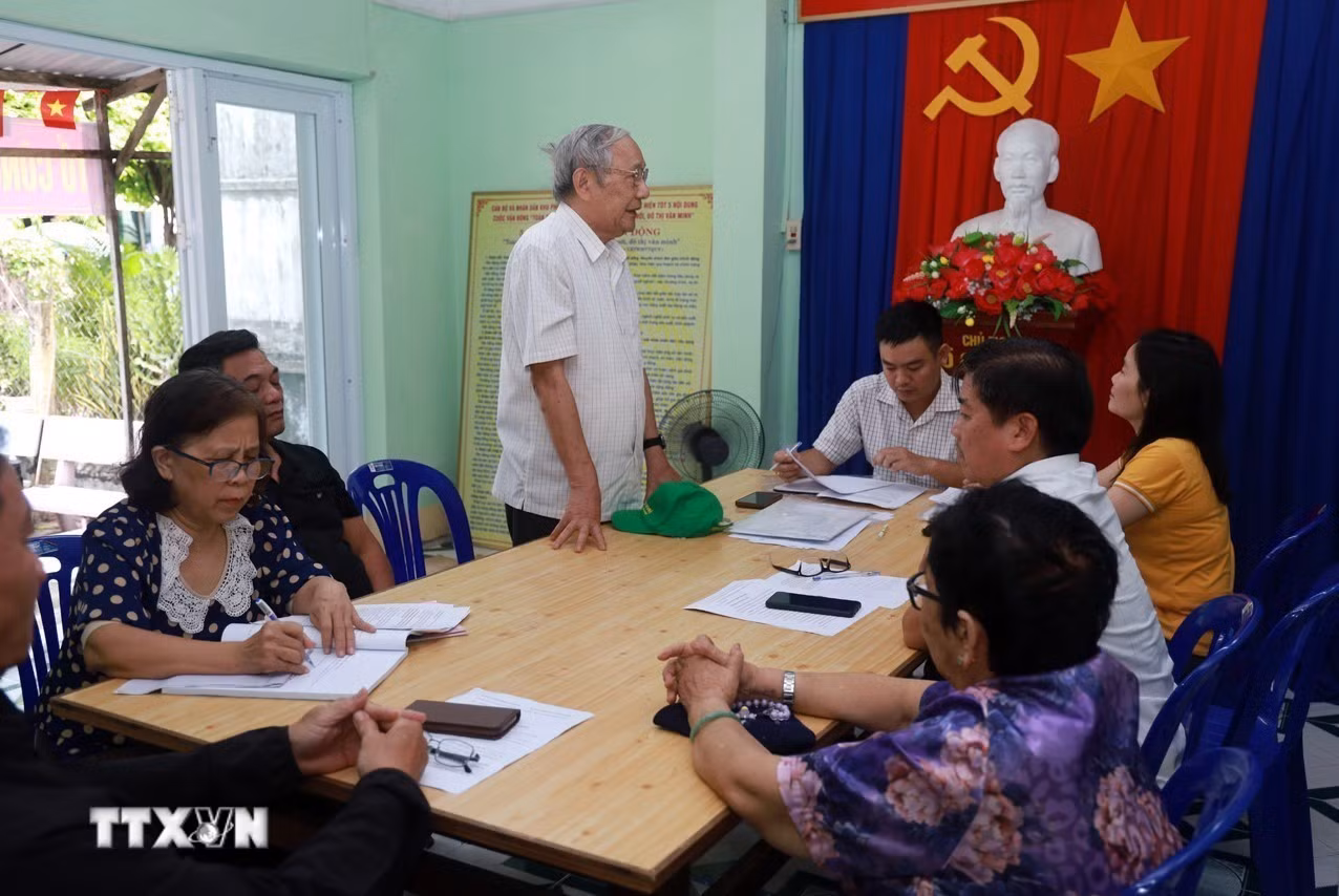 ttxvn-can-bo-dang-vien-tinh-dak-lak-gop-y-du-thao-van-kien-dai-hoi-xiv-cua-dang-8371378.jpg